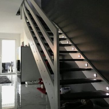 Montaż schodów drewnianych samonośnych – Wrocław