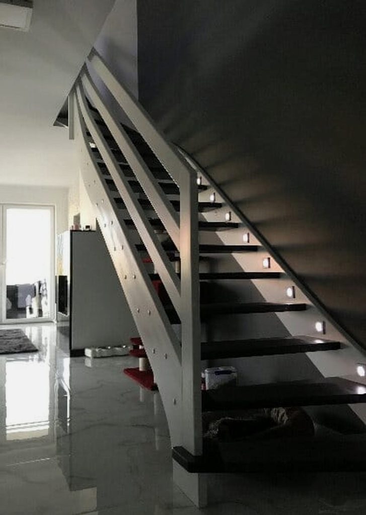 Schody drewniane samonośne