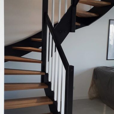 Schody samonośne z czarno-białą barierą Wrocław