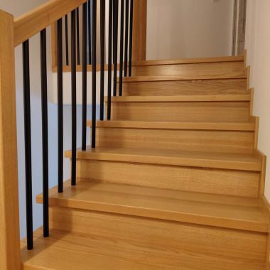 Montaż schodów drewnianych na beton