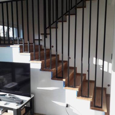 Jesionowe schody na beton